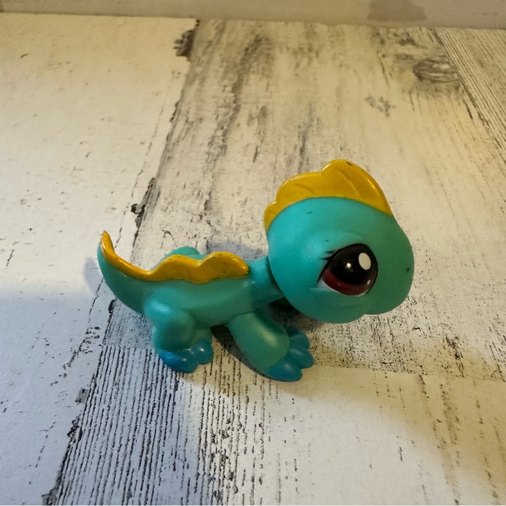 Littlest Pet Shop LPS #1778 Iguana With Brown Eyes And Blue Feet